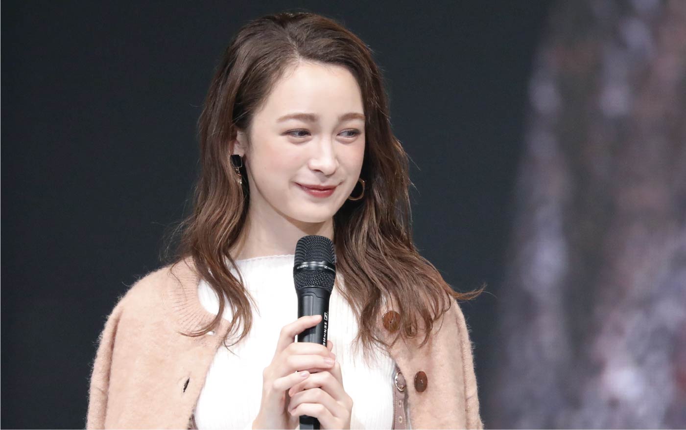 神戸コレクションの舞台上でモデルの藤井サチさんがミラブルPlusを紹介していただきました
